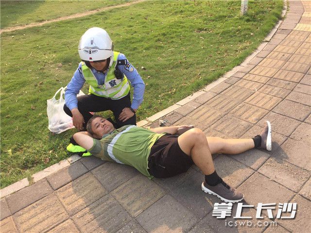 天心交警大队铁骑中队副中队长王春华单膝跪地为受伤的郭先生遮阳，直至救护车到来。照片均为市民供图