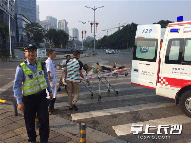直至帮忙将受伤的郭先生送上救护车，王春华方才离开