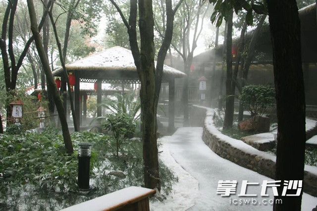 张家界万福温泉被白雪覆盖。