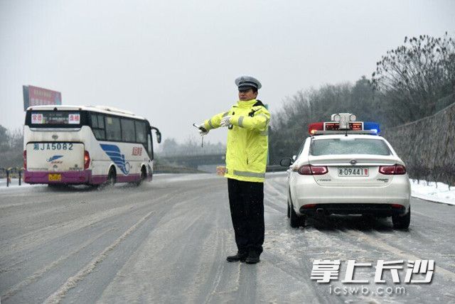 为应对省内高速路面积雪结冰现象，湖南高速交警加强巡逻示警，提示过往车辆减速慢行。湖南高速交警 供图