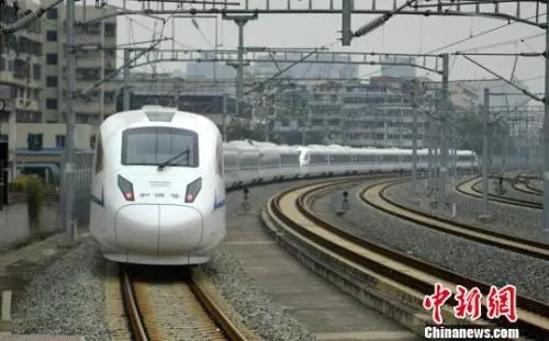 一列西成高铁动车组列车驶离站台。刘忠俊 摄