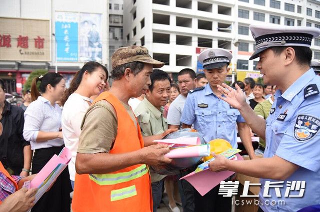 民警向村民群众宣传交通安全知识。