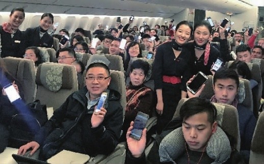 　　1月18日，旅客在东方航空MU553航班上展示接入航空互联网后的手机页面。 新华社 图