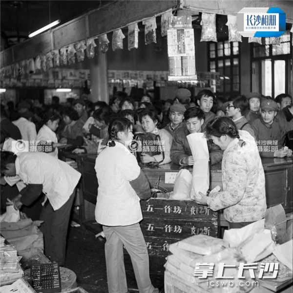 1980年1月9日，九如斋副食品展销会上，市民扎堆抢购本土风味糕点。