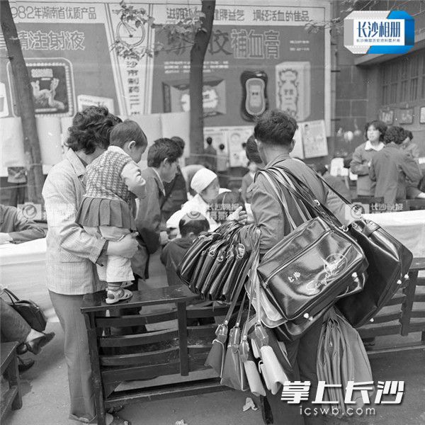 1984年5月21日，五一广场街边买皮包的个体商贩。