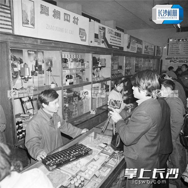 1985年2月2日，五一文化用品店新开设了照相器材专柜。