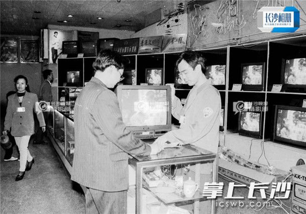 1994年1月24日，市民在春节前到中山商城彩电柜购买电视机。
