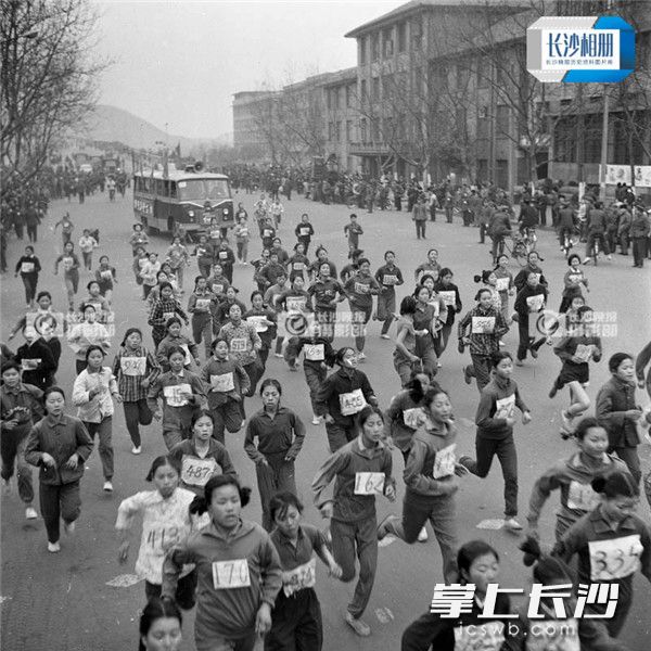1977年2月19日，参加长沙市春节环城赛跑的市民从五一西路向五一广场前进。