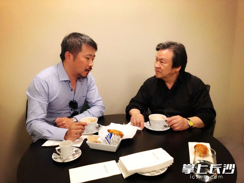 国际著名工业设计大师喜多俊之（右）在米兰设计周上接受本报记者独家专访。 刘开 摄