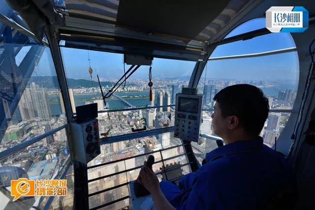 2015年8月4日，大楼52层30米之上的吊车里，李汉吕是长沙城工位最高的工作者