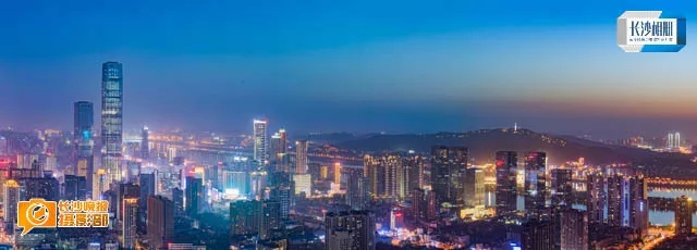 2018年4月17日，一江两岸的璀璨夜色中，正在测试亮化灯光的九龙仓国金中心尽显晶莹剔透