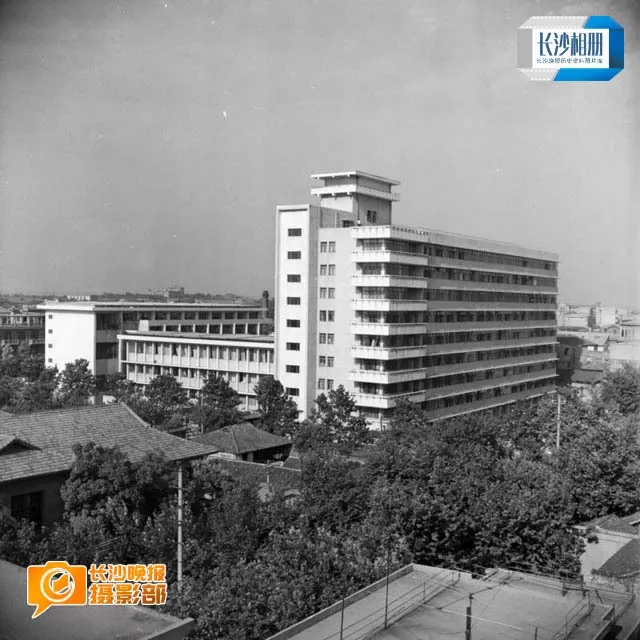 1961年竣工的湖南宾馆，主楼九层，是当时的“湖南第一高楼”