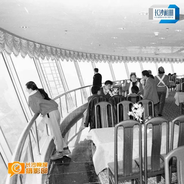 1993年12月18日，距地面120米高度的中山商厦旋转餐厅开业，可360度全方俯瞰长沙城，吸引了众多市民和游客