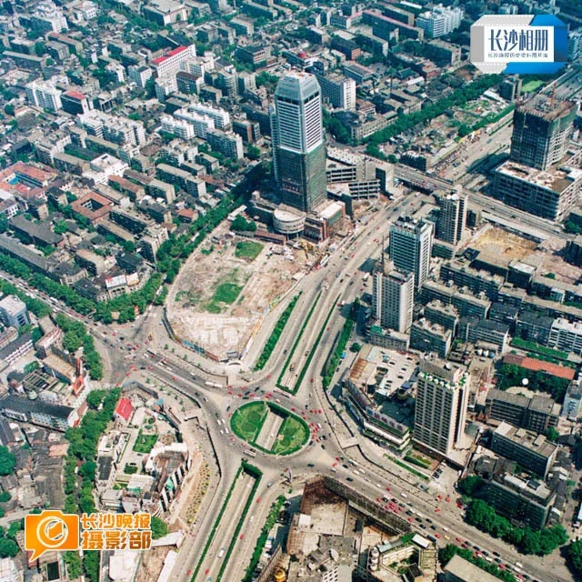 1996年7月12日，航拍芙蓉广场，即将建设完工的湖南国贸中心高度达150米，是这一片区的最高建筑