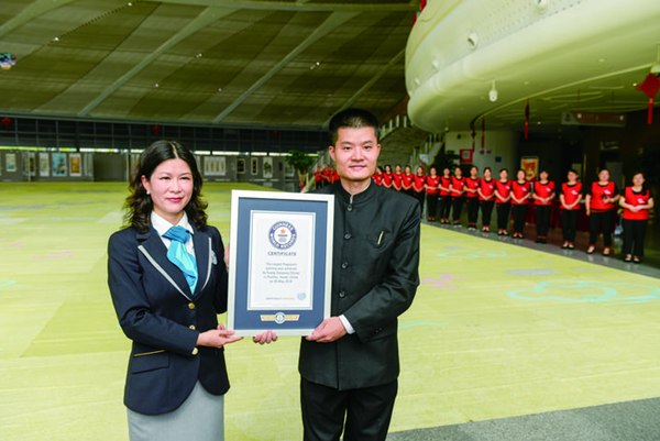 罗琼为匡仙鹏颁发吉尼斯世界纪录认证证书。