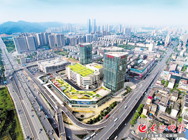 湘江新区综合交通枢纽可以实现地铁、长短途客运、出租车、快速公交等一站式立体换乘。
