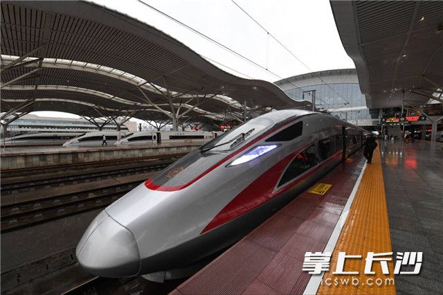 长沙到香港首趟高铁今早从长沙南驶出。均为长沙晚报记者 王志伟 吴鑫矾 摄影报道