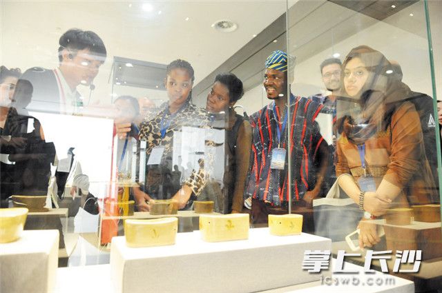 外国友人对铜官窑博物馆里展出的精美瓷器表现出浓厚兴趣。