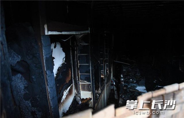 火灾事故发生后，眼镜店内被烧得一片狼藉。图片均为长沙晚报记者 刘琦 摄
