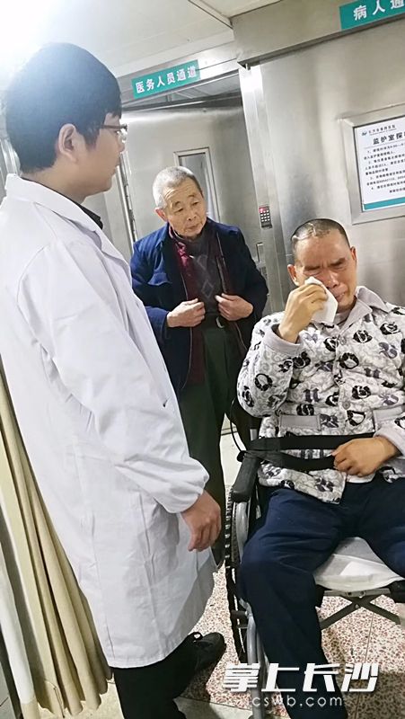 经过461天与死神抗争，在医护人员的精心治疗护理下，今天刘勇康复出院，临走前泣不成声。