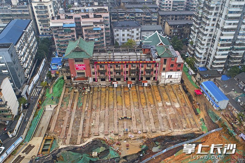 2018年12月28日上午，平移工程顺利完成，湘江宾馆中楼主体建筑“毫发无损”的往北平移了35.56米。