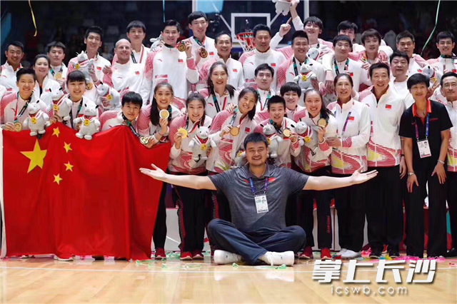 姚明与中国男篮、女篮运动员合影，第一排左四为王雪朦。