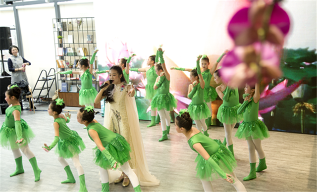 童星刘乐乐和来自长沙市新路小学的学生表演《八百里洞庭美如画》。