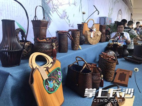 湘西南竹产品展览会上，琳琅满目的竹产品。长沙晚报记者 张洋子 摄