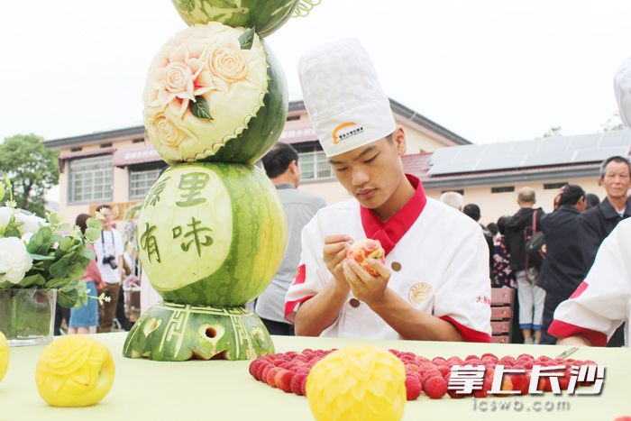 精美的蔬果雕刻吸引了很多市民