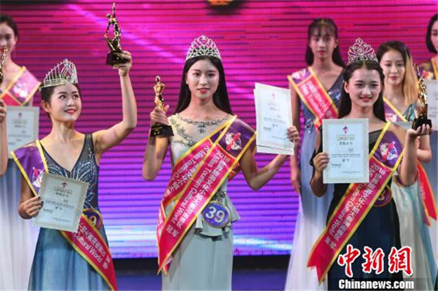 18岁女孩胡宇苗（图中）夺得冠军。　杨华峰　摄
