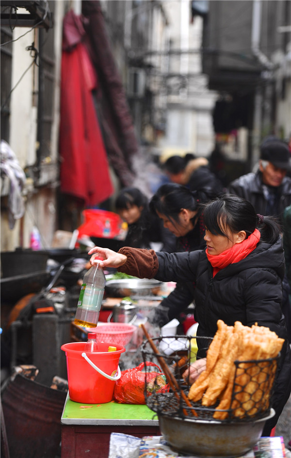 　　↑患者家属在万佐成和熊庚香提供的厨房内忙活（1月8日摄）。