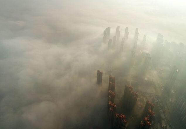 长沙市城区今晨出现的大雾，高楼看似海市蜃楼。白茫茫一片，远眺依稀能看到高楼轮廓。