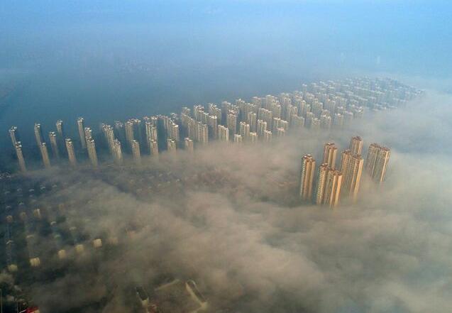 2月23日早晨，航拍大雾笼罩下的长沙市城区，高楼耸立在雾中犹如“天宫”一般。当天湖南省大部分地区天气转晴，出现大雾天气。