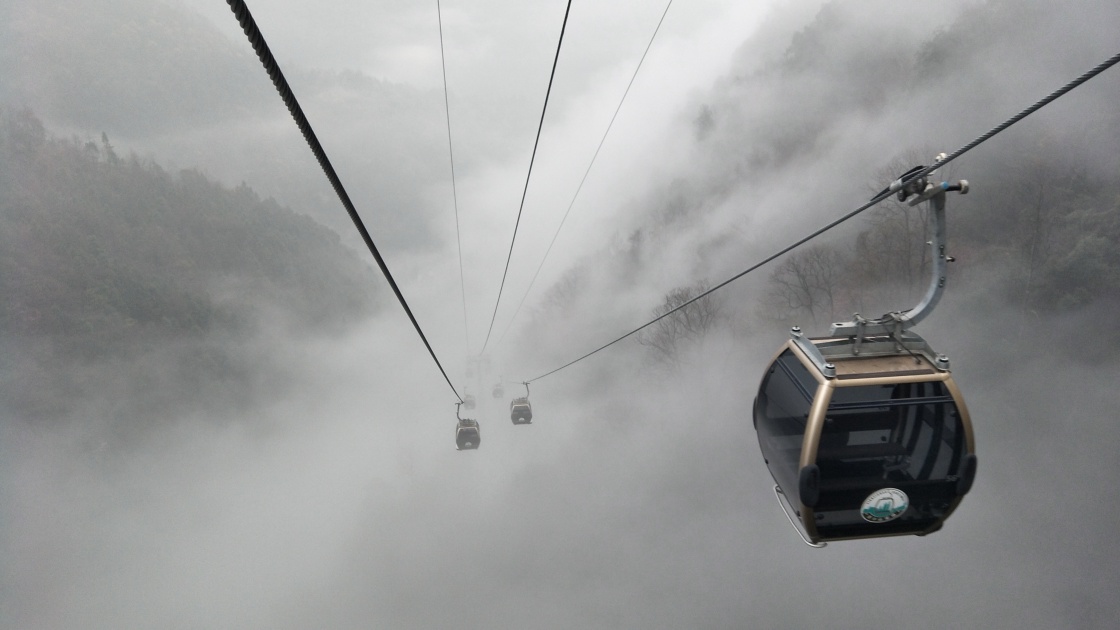 3月14日，张家界武陵源天子山景区的缆车在云雾中穿行（手机拍摄）。