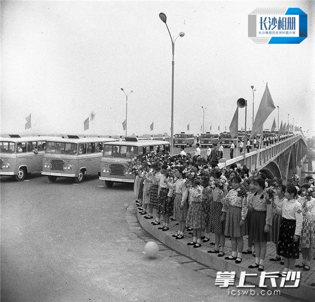 1972年9月30日，湘江一桥建成通车，大桥上彩旗招展、通车典礼盛况空前。