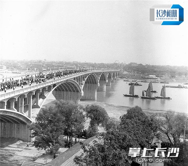 1972年9月30日，湘江一桥正式通车，长沙东西两岸从此拥有了便捷的过江通道。