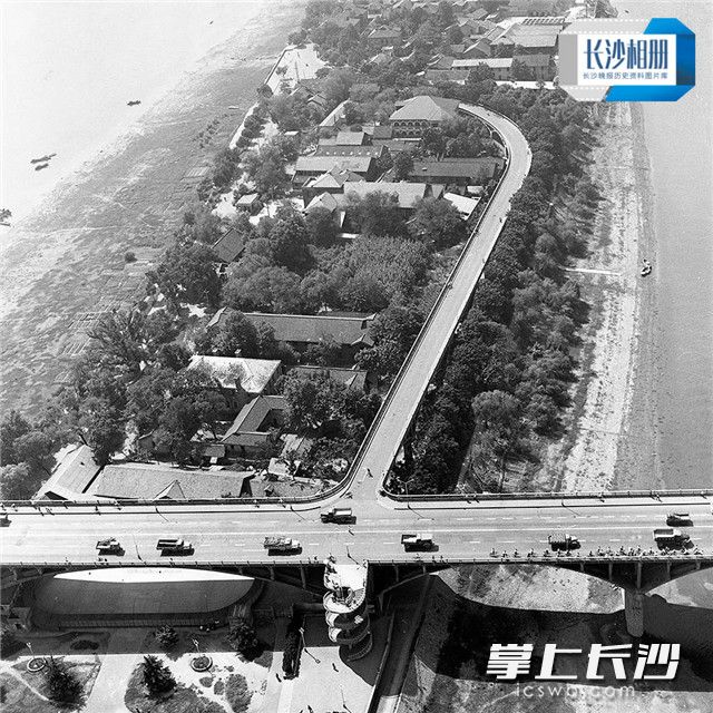1986年，航拍湘江一桥，北引桥尚未修建，橘子洲上还居住着不少市民。