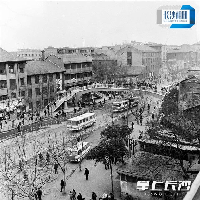 1984年3月1日，湘江一桥东头的五一西路，长沙首座人行天桥五一路天桥建成投入使用。