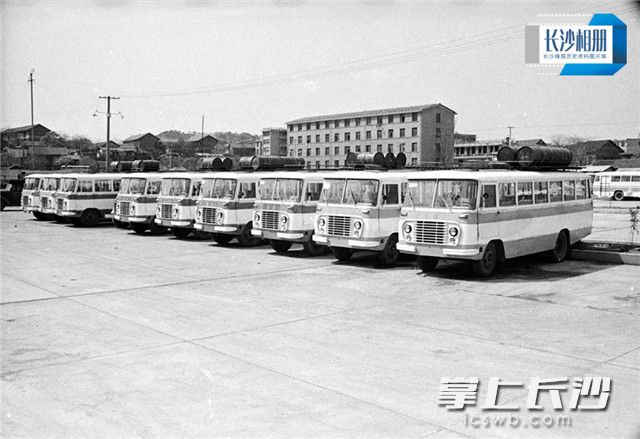 1981年3月25日，河西溁湾镇北侧的汽车站停车场，连接起宁乡、益阳、常德等地的客运交通。