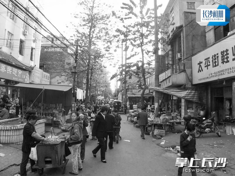 2004年改造前的太平老街，道路摊贩摆放凌乱。
