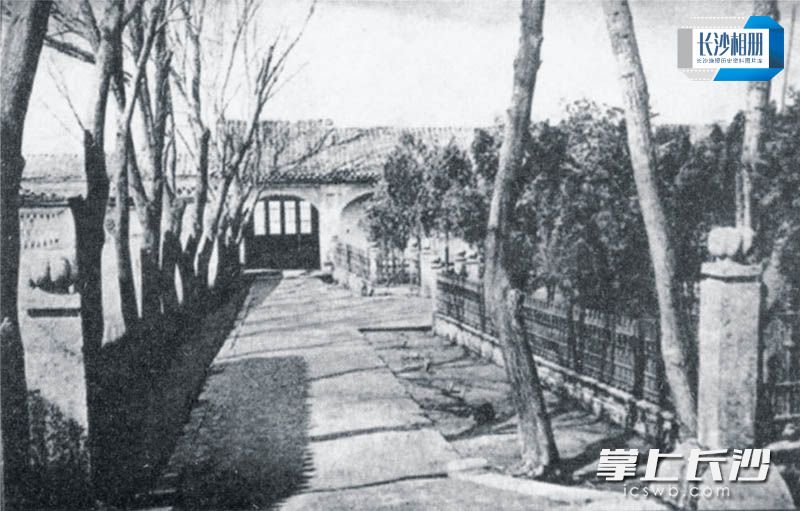 1907年的西园北里明德学堂校园左祠一带。