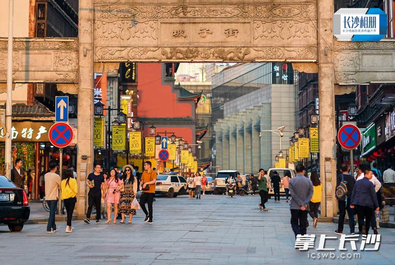现在的坡子街是一条传承湖湘文化，引领时代潮流的标志性商业文化街、民俗名食街 。