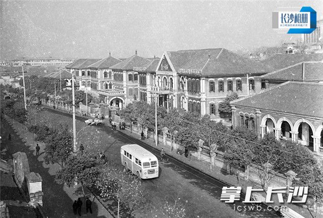 湖南一师范创始于1903年，为第六批全国重点文物保护单位，图为1980年的校园。