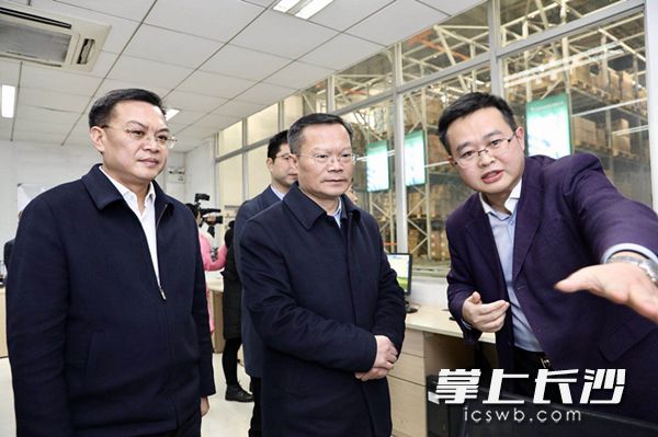 胡忠雄在国药控股湖南有限公司听取企业发展情况汇报。均为刘书勤 摄