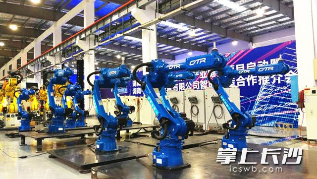 “湖南省机器人产业集聚区产业链项目合作对接暨湖南中南智能装备有限公司智能制造合作推介会”上的工业机器人展示。