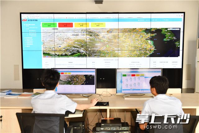 湖南联智桥隧技术有限公司北斗安全监测云平台正在工作中。照片均为长沙晚报记者 周柏平 摄