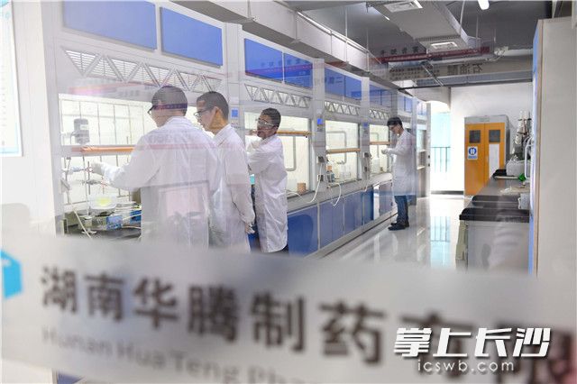 湖南华腾制药有限公司制药车间。