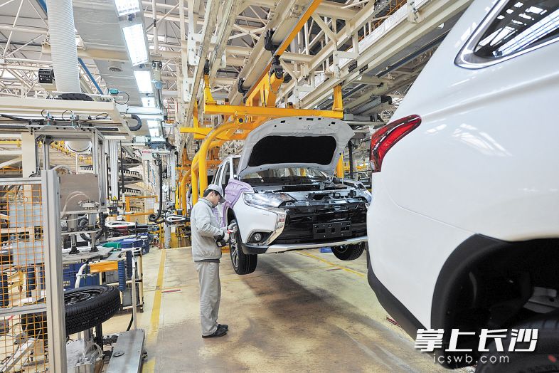 去年12月，湖南年产百万辆汽车下线仪式举行，宣告湖南汽车工业进入发展新时代。图为广汽三菱工厂。长沙晚报记者 王志伟 摄