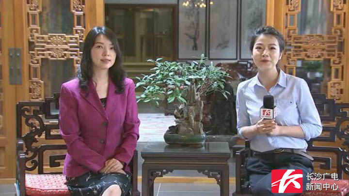 国家发改委国际合作中心首席经济学家万喆（左）与录制现场视频连线