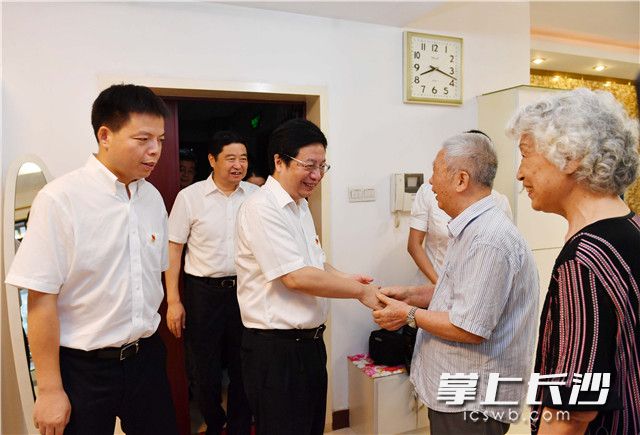 今日，省委常委、市委书记胡衡华看望慰问老党员。